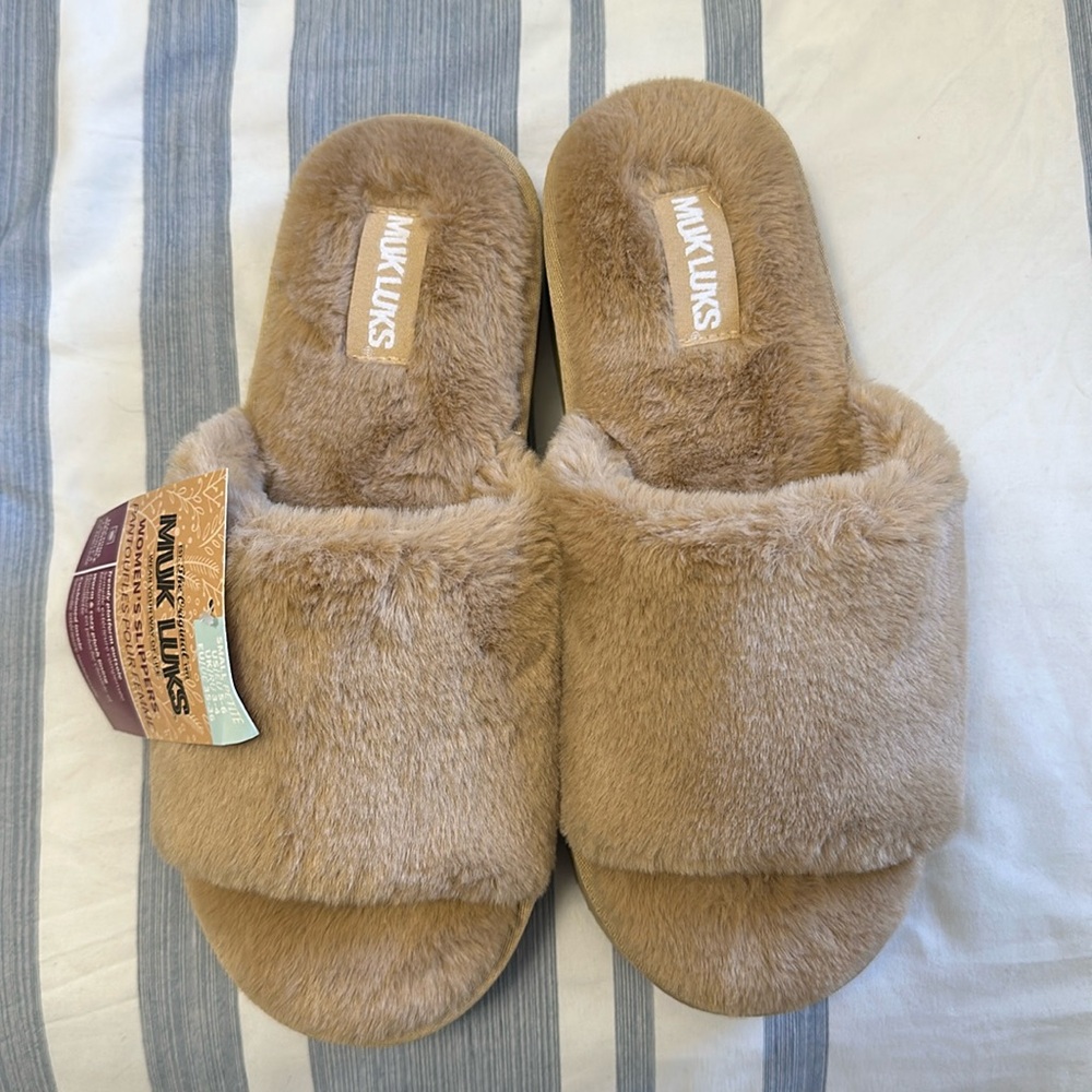Muk Luks women’s slippers never been worn